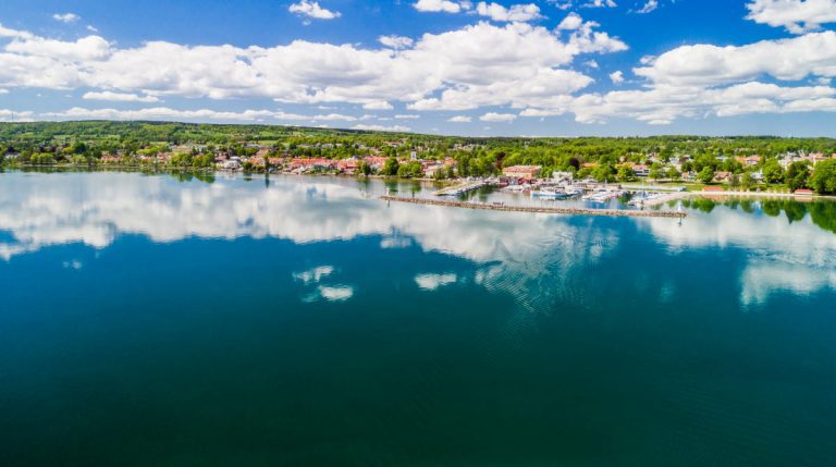 Vy över Hjo från sjön in mot land en sommardag.